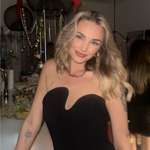 Meet your Posher, Moni